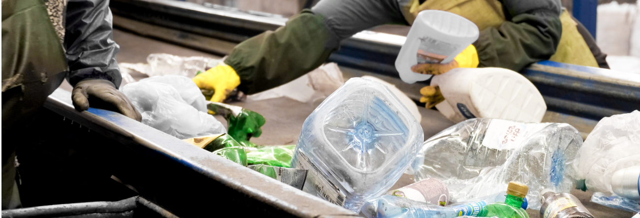 Separar los plásticos según su tipo antes de reciclar