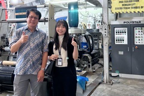 印尼 Zipper Bag 製造商使用吹膜機與回收機以實現高效生產及內部回收
