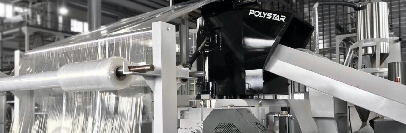 Phế liệu màng nhựa tạo ra từ máy sản xuất màng PE được nạp bằng máy nạp cuộn hay băng chuyền vào máy cắt nhựa Đài Loan POLYSTAR để tiết kiệm năng lực lao động