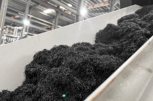 Shredded HDPE fishnet on the feeding conveyor